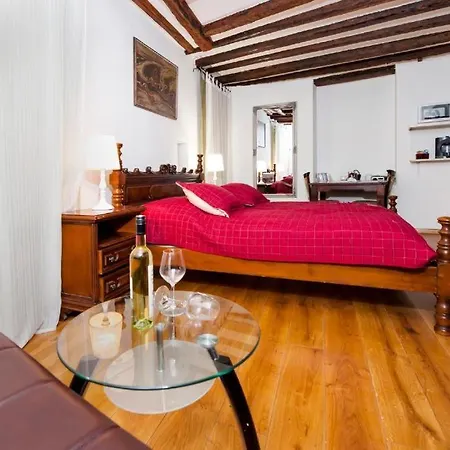 Classic-style Oscar Ii Apartment *