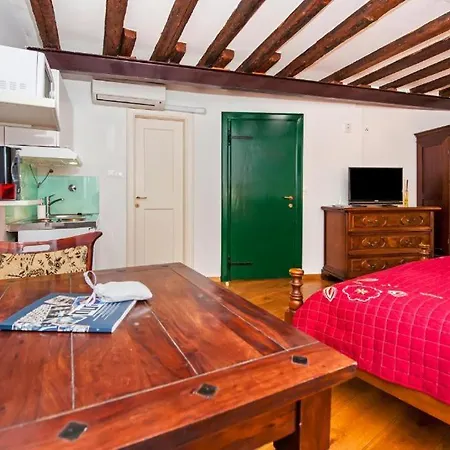 Classic-style Oscar Ii Apartment